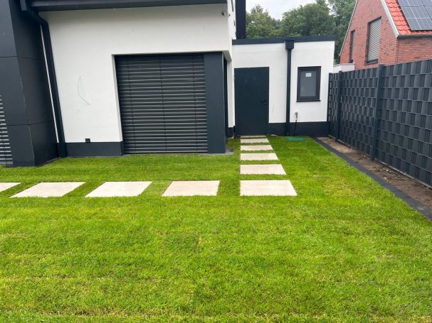 Rollrasen und Gehweg