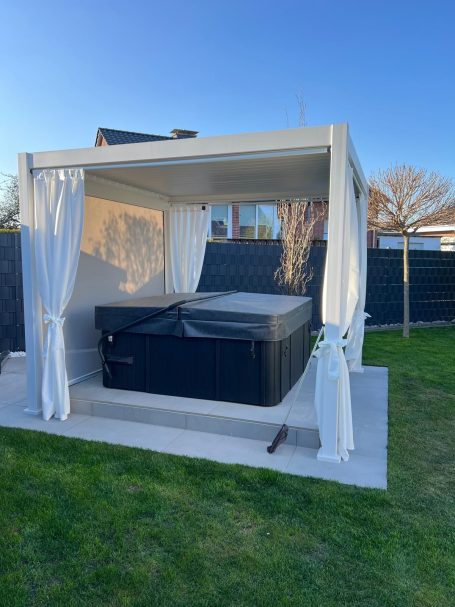 Rollrasen und Gartenterrasse