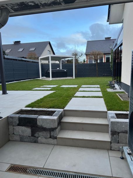 Terrasse und Rollrasen