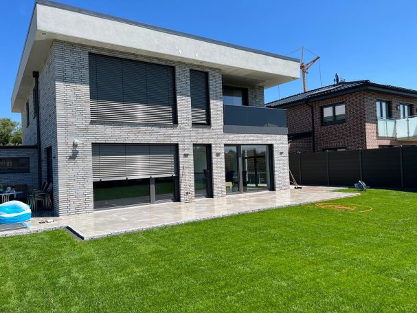 Rollrasen und Feinsteinterrasse